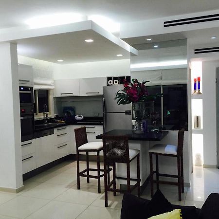 Regency Residence With Pool - Next The Beach Herzliya Экстерьер фото